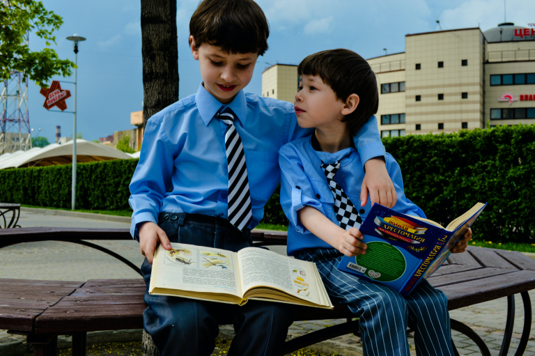 2 motivated children reading