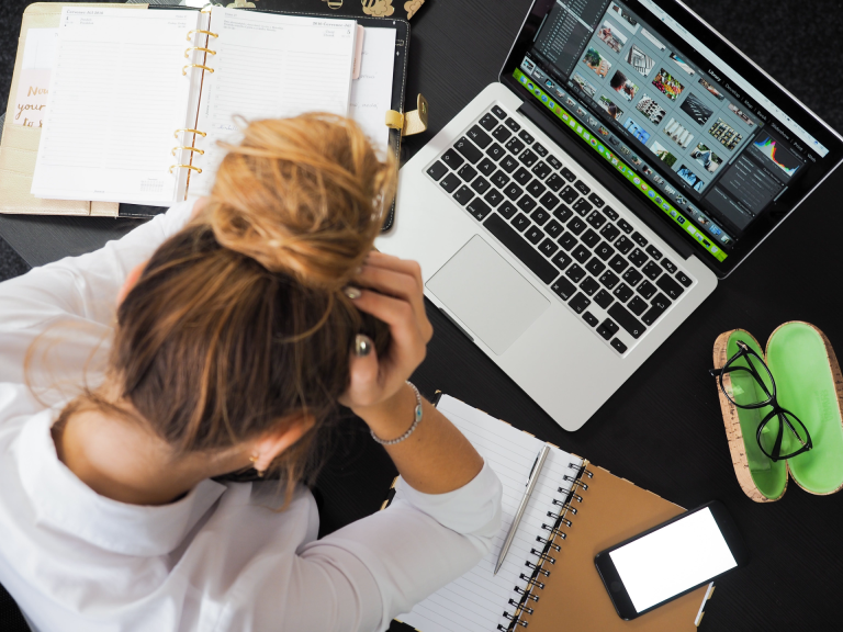 student in front of her computer not motivated to do her school work